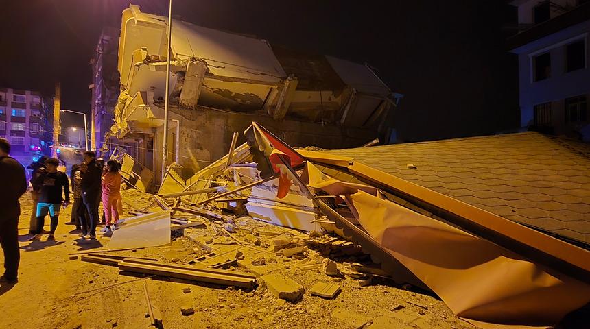 Hatay'da 5 katlı apartman iş yerinin üstüne çöktü