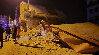 Hatay'da 5 katlı apartman iş yerinin üstüne çöktü