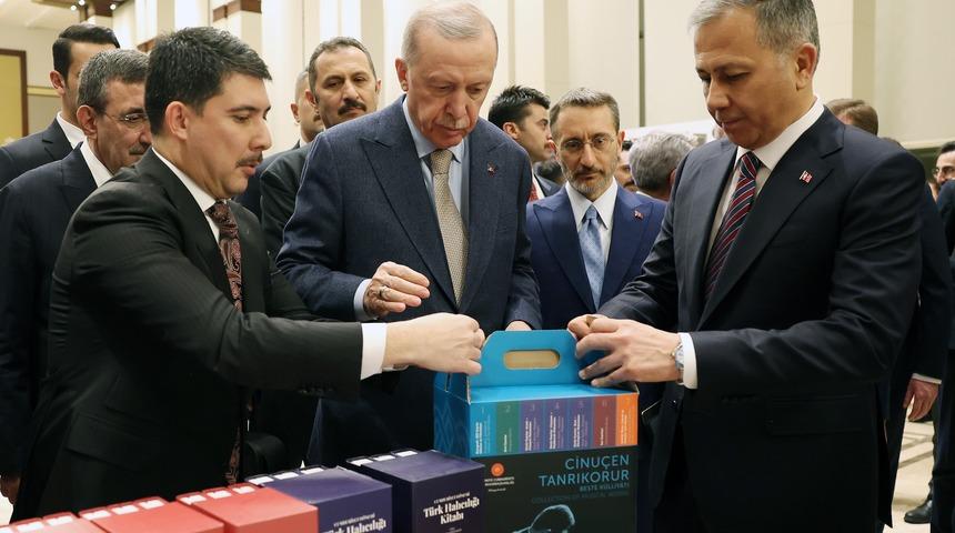 Cumhurbaşkanı Erdoğan, Cumhurbaşkanlığı Külliyesi'ndeki kitap fuarını ziyaret etti