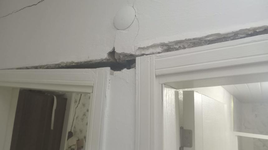 Duvarları bir anda çatladı! Antalya'da 3 katlı apartman tahliye edildi