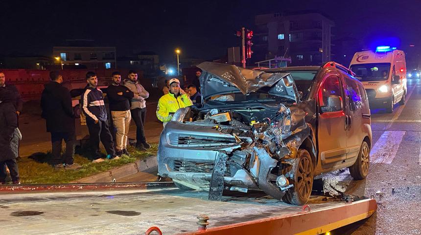 Aydın'da kaza: Kırmızı ışıkta bekleyen araca arkadan gelen ara&ccedil; &ccedil;arptı! 3 kişi yaralandı