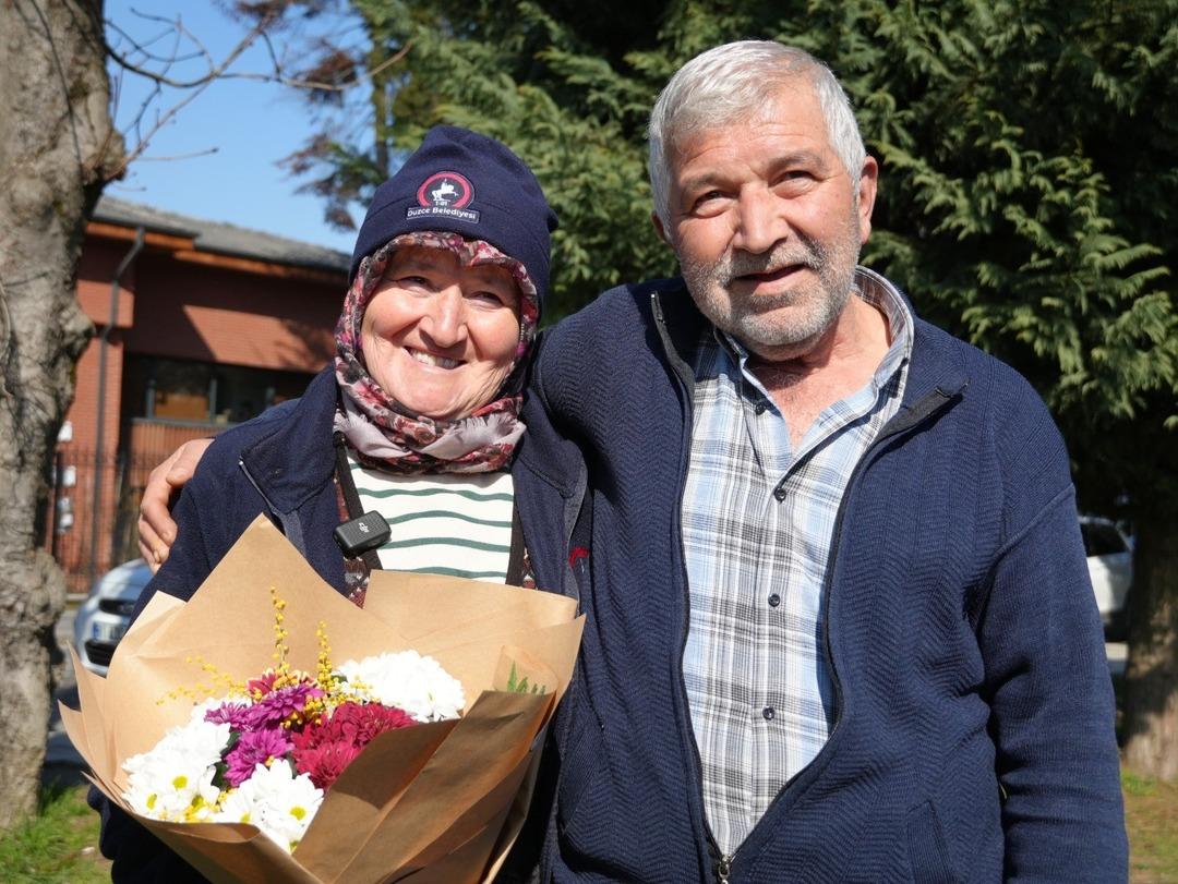 Ellerindeki çapalarla bakakaldılar... LED ekranda görünce ağlamaya başladılar! Duygulandıran anlamlı mesaj 2