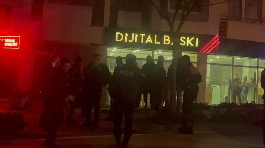 Cadde üstünde silahlı saldırı! Yanından geçerken husumetlisini yaraladı…