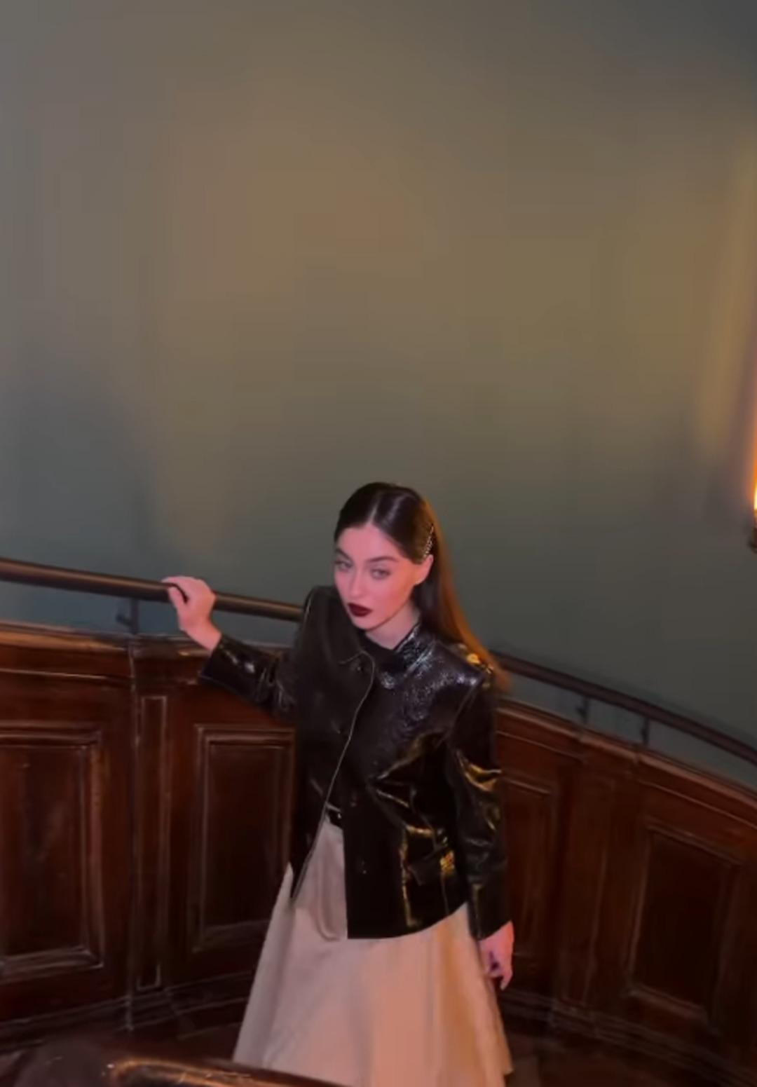 Cemre Baysel ın Paris tarzı! Yine şeffaf yine iddialı: "Çok güzel çok çekici" 1