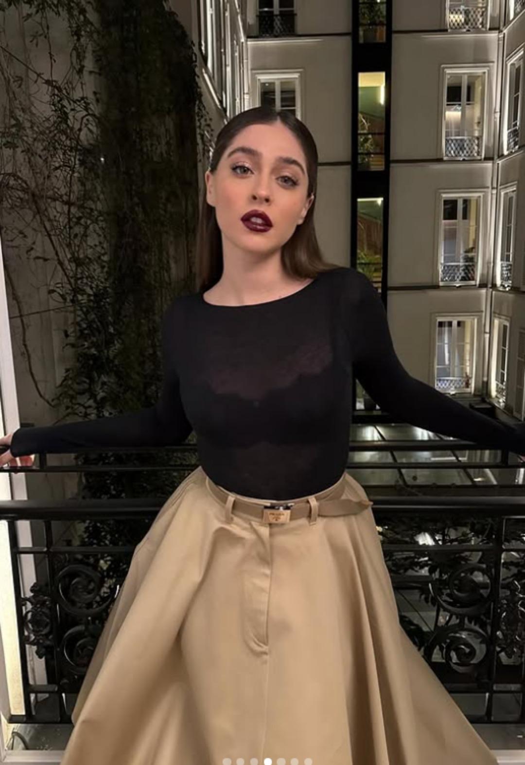 Cemre Baysel ın Paris tarzı! Yine şeffaf yine iddialı: "Çok güzel çok çekici" 2