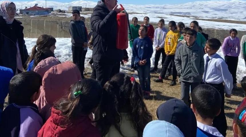 Öğrencilere deprem ve yangın tatbikatı verildi
