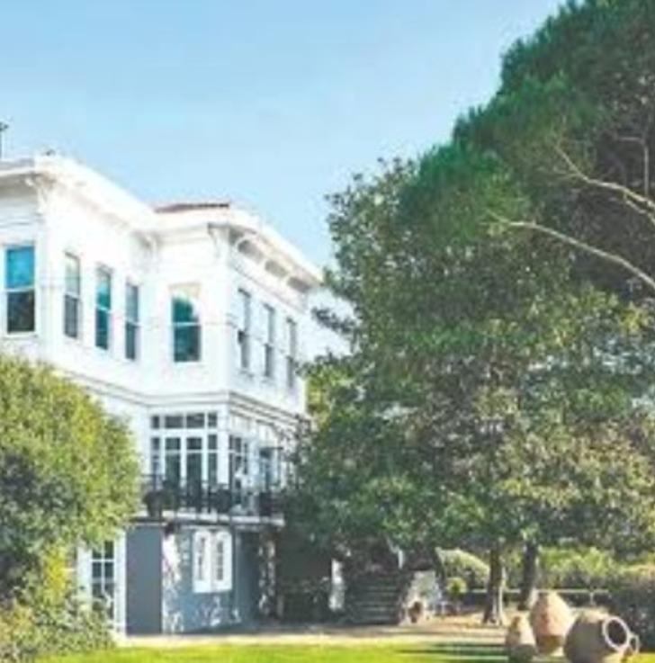 Mustafa Koç’un eşi Caroline Koç Kandilli'deki Boğaz manzaralı köşkünün kapılarını ilk kez açtı! Görenler hayran kaldı G1