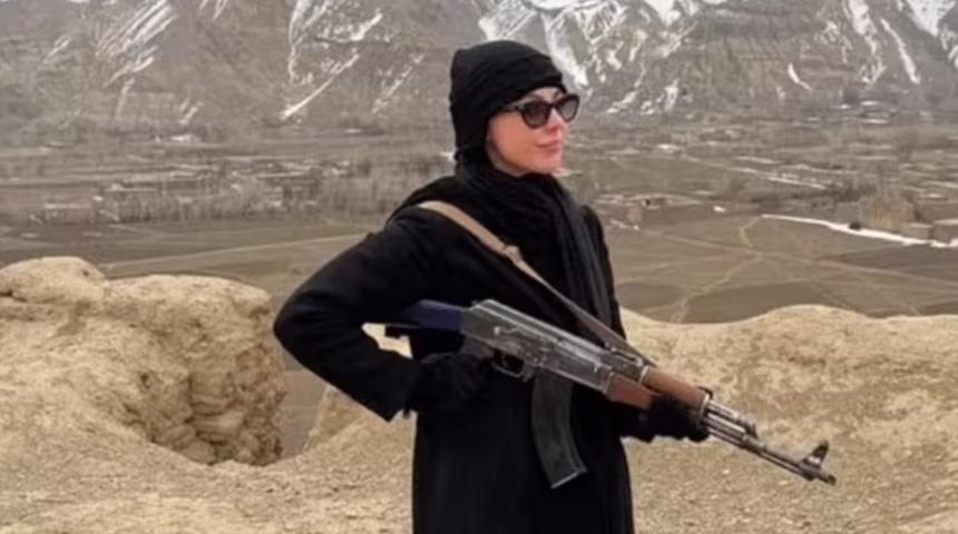 33 yaşındaki yetişkin film yıldızı Afganistan'da! Şaşkına çeviren pozlar...