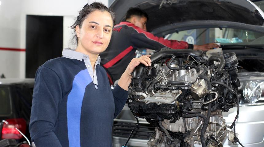 Hem anne hem usta! 8 yıldır oto tamircilik yapıyor: "Kadınların yapamayacağı hiçbir şey yok"