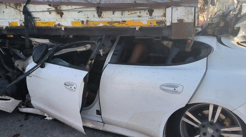 Bursa’da feci kaza! Kontrolden çıkan otomobil TIR’a çarptı, sürücü araçta sıkıştı