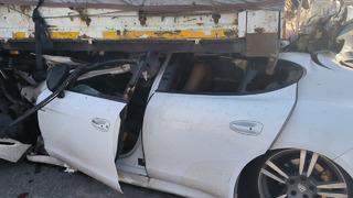 Bursa’da feci kaza! Kontrolden çıkan otomobil TIR’a çarptı, sürücü araçta sıkıştı