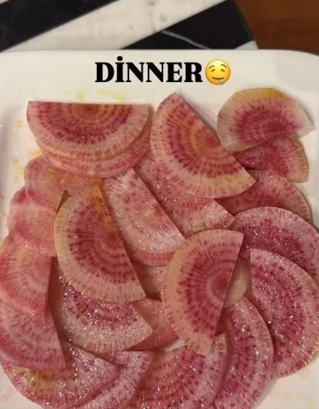 Kahvaltısı çok konuşulmuştu! Çağla Şıkel şimdi de akşam yemeğiyle olay oldu! Görenler inanamıyor 3