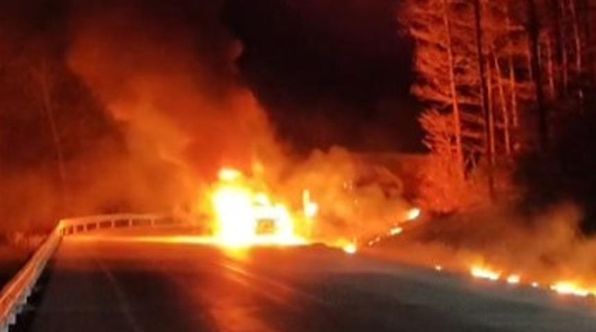 Uludağ'dan inen otomobil yolda yandı