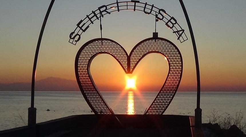 Van'da gün batımında ortaya çıkan manzara görenleri hayran bıraktı