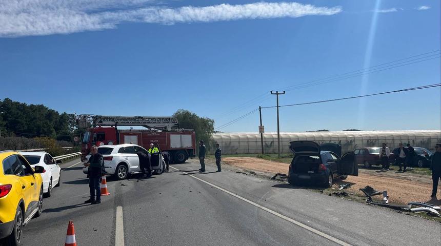 Antalya'da 3 aracın karıştığı zincirleme kaza! 1 kişi yaralandı