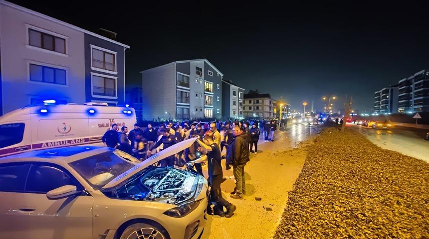 Bursa'da ehliyetsiz s&uuml;r&uuml;c&uuml;n&uuml;n de karıştığı zincirleme kazada 2 kişi yaralandı