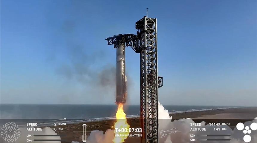 Elon Musk'ın roketi test uçuşunda parçalandı! Havalimanında uçuşlar durduruldu