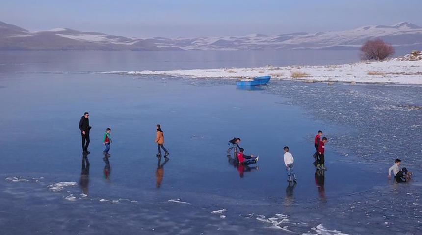 Donan göl çocukların oyun alanı oldu