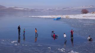 Donan göl çocukların oyun alanı oldu