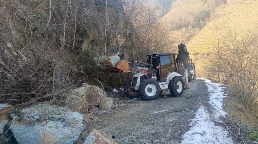 Ordu'da eriyen karlar heyelanlara yol açtı: Bazı yollar kapandı, ulaşımda aksamalar oldu