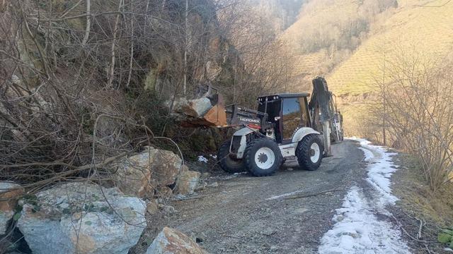 Ordu'da eriyen karlar heyelanlara yol açtı: Bazı yollar kapandı, ulaşımda aksamalar oldu
