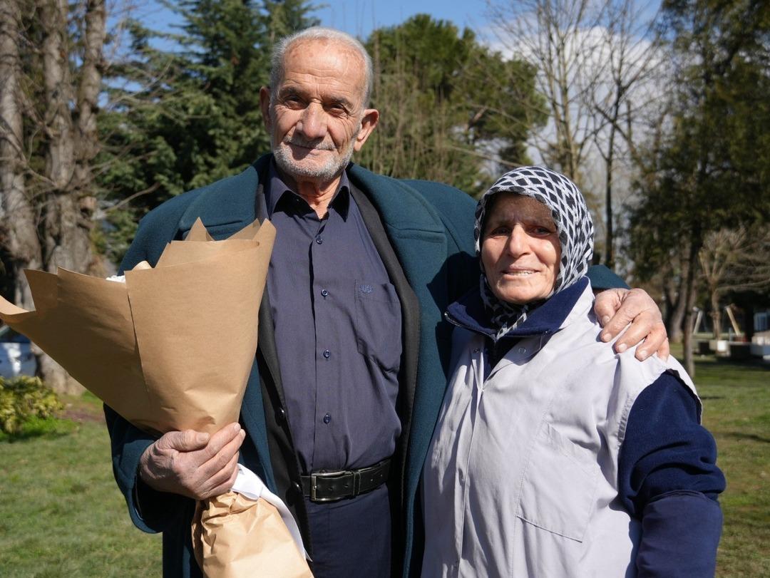 Ellerindeki çapalarla bakakaldılar... LED ekranda görünce ağlamaya başladılar! Duygulandıran anlamlı mesaj 1