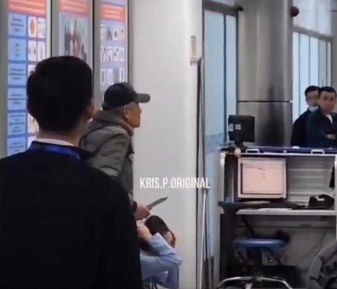 Havaalanında korku dolu anlar! Kimlik istediği için çalışan kadını bıçakla rehin aldı... 1