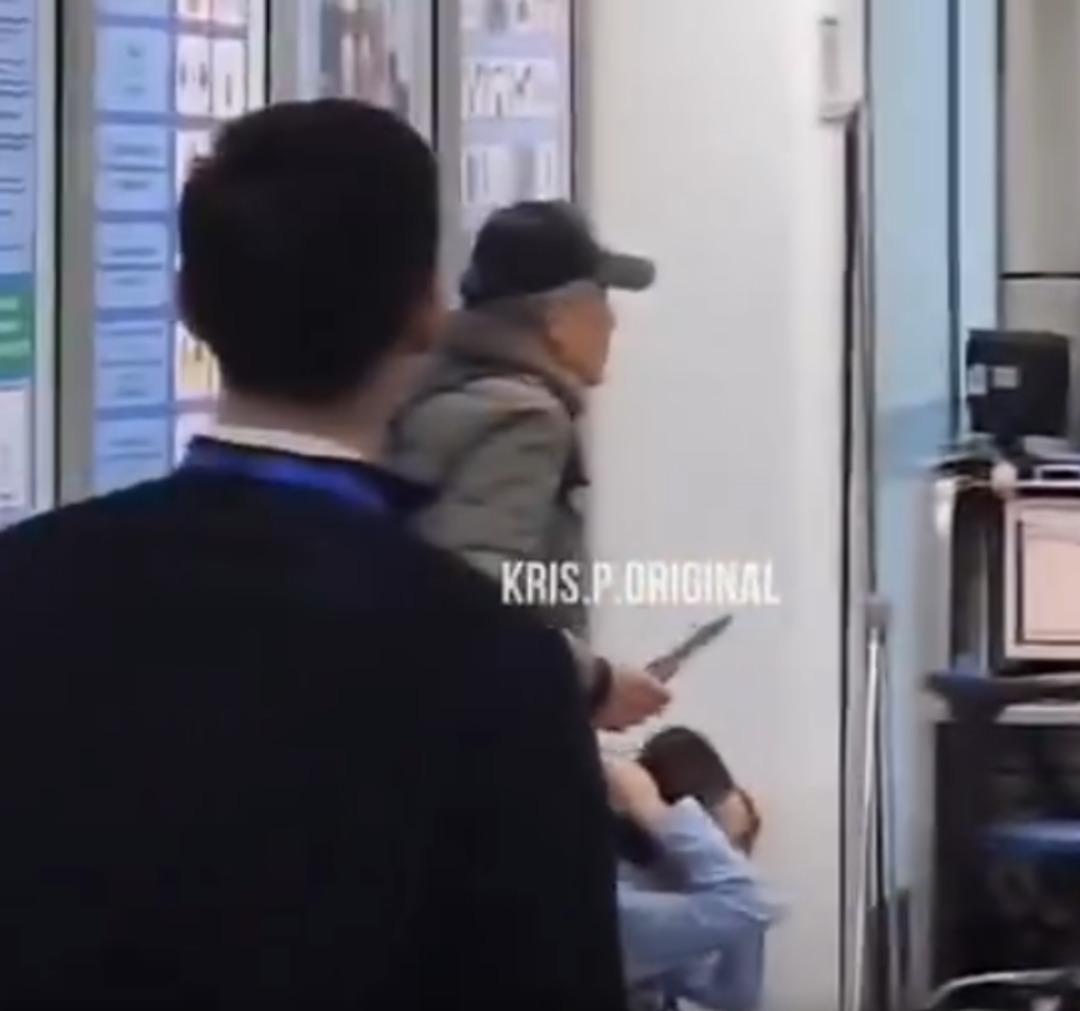 Havaalanında korku dolu anlar! Kimlik istediği için çalışan kadını bıçakla rehin aldı... 3