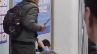 Havaalanında korku dolu anlar! Kimlik istediği için çalışan kadını bıçakla rehin aldı...