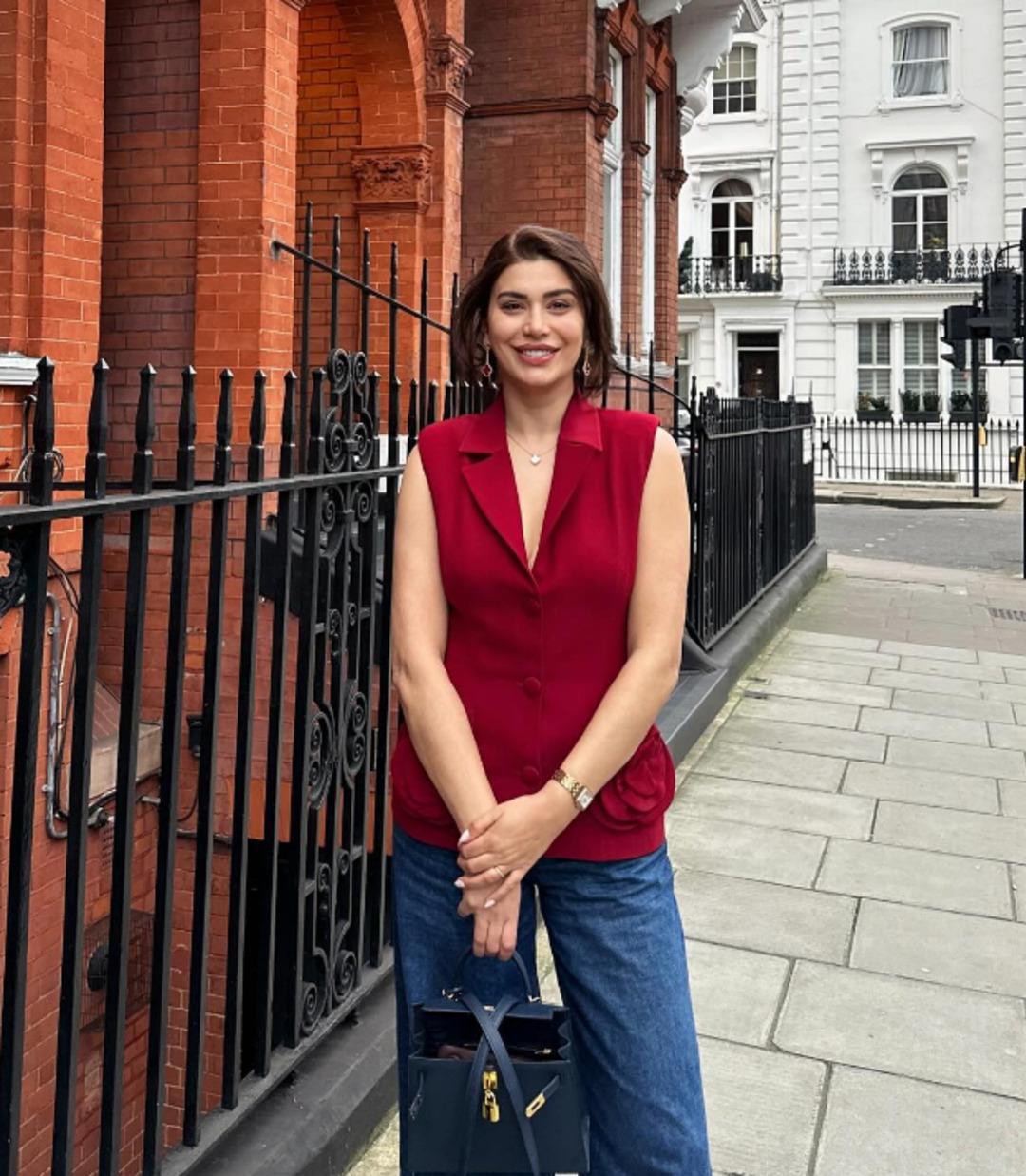 Ebru Şancı Londra dan paylaştı! Futbolcu eşi dekoltesini ima edip Ramazan ı hatırlattı 1