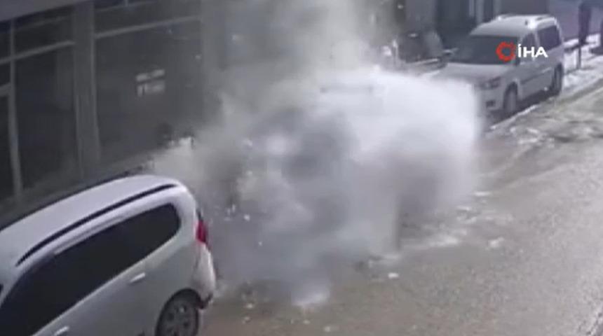 Bayburt'ta park halindeki aracın üzerine devasa kar kütlesi böyle düştü