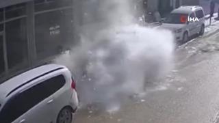 Bayburt'ta park halindeki aracın üzerine devasa kar kütlesi böyle düştü