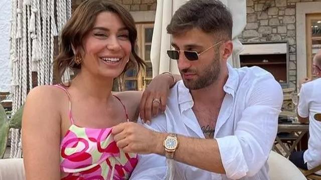 Ebru Şancı Londra'dan paylaştı! Futbolcu eşi dekoltesini ima edip Ramazan'ı hatırlattı