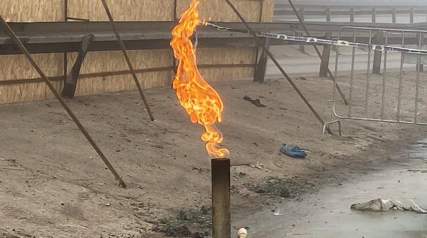 5 gündür yanıyor, ne yaptılarsa sönmüyor! Bir yanıp bir sönen gaza müdahale etmek için bakın ne çözüm buldular