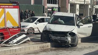 Beton mikseri ile çarpışan otomobil, direk ile refüje çarptı; sürücü yaralı