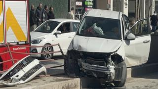 Beton mikseri ile çarpışan otomobil, direk ile refüje çarptı; sürücü yaralı