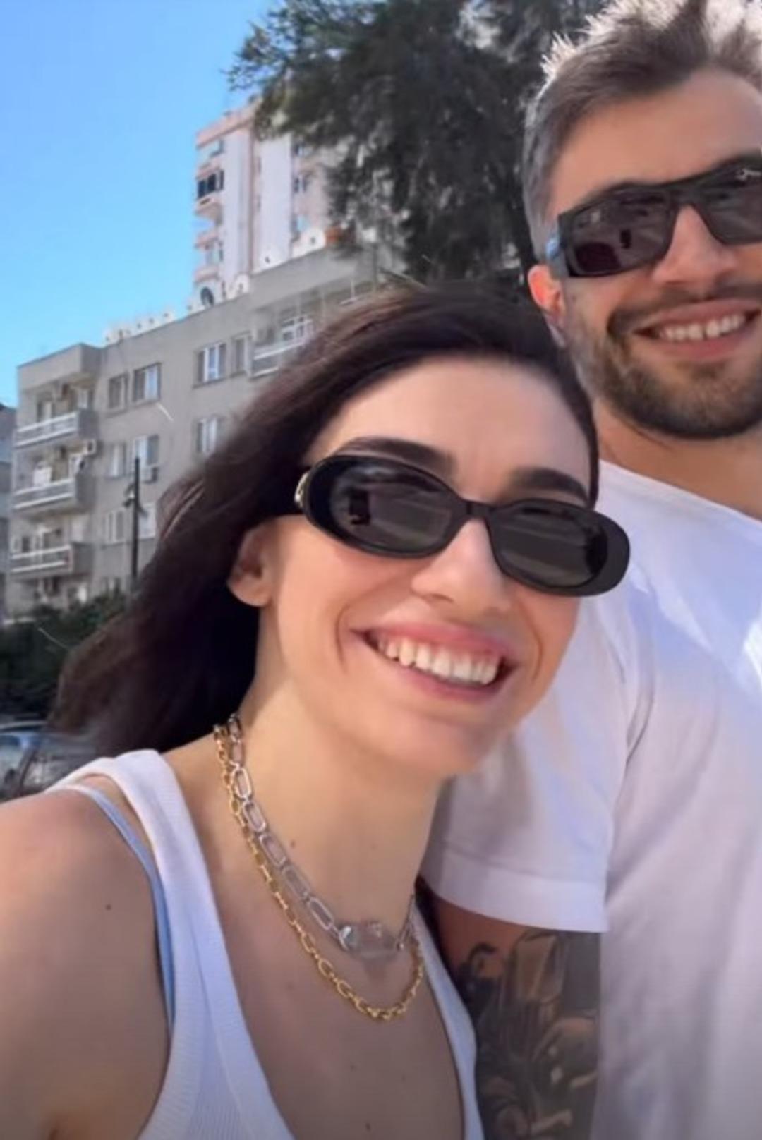 İnci Taneleri nin Dilber i Hazar Ergüçlü sevgilisiyle aşkla geldi! El ele...  2