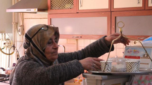 Kahvehane işleterek geçimini sağlıyor...