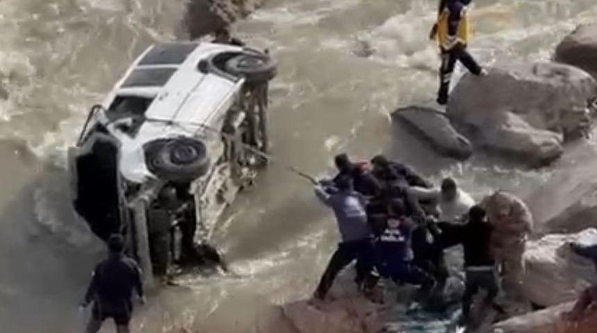 Hakkari'de araç dereye uçtu! 1 kişi yaralı kurtulurken, 1 kişiyi arama çalışmaları devam ediyor
