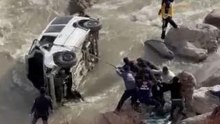 Hakkari'de araç dereye uçtu! 1 kişi yaralı kurtulurken, 1 kişiyi arama çalışmaları devam ediyor