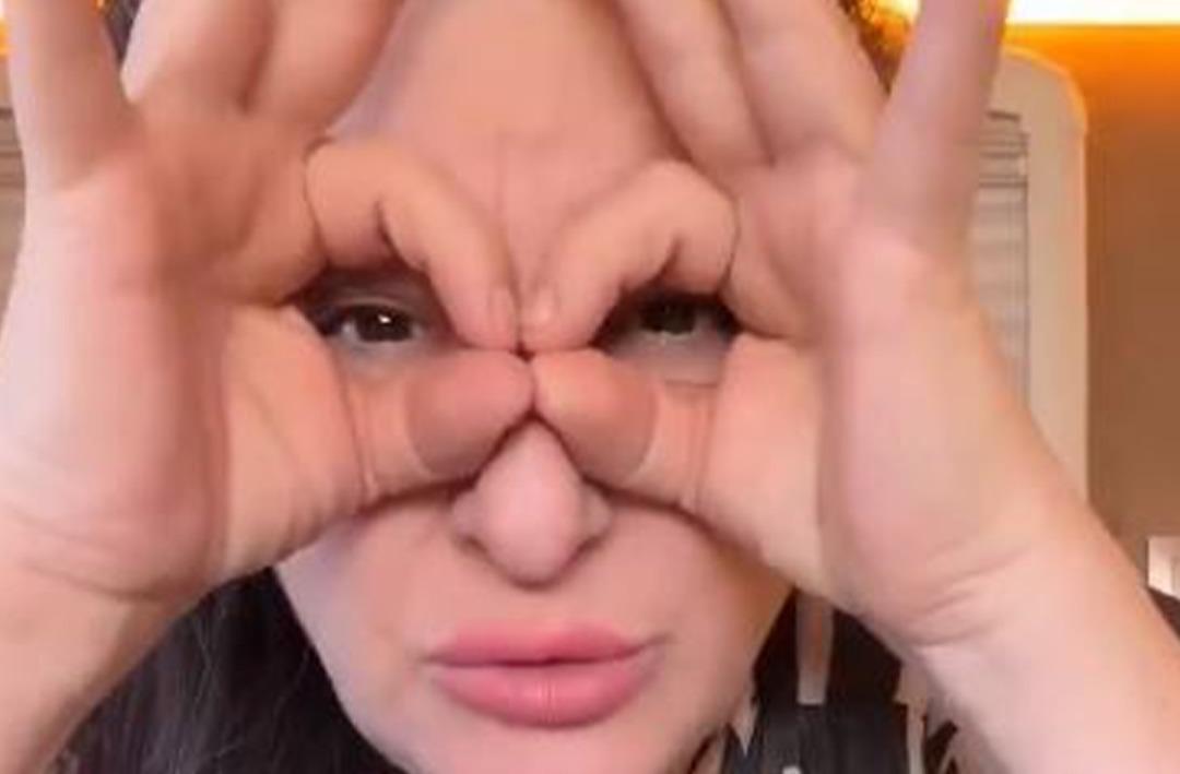 Esra Dermancıoğlu sosyal medyada 8 Mart Dünya Kadınlar Günü paylaşımı yaptı: "Birden bire kadınlar birbirine giriyor” 1