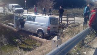Eskişehir'de korkutan kaza! İki araç kafa kafaya çarpıştı, boruların üstünde asılı kaldı