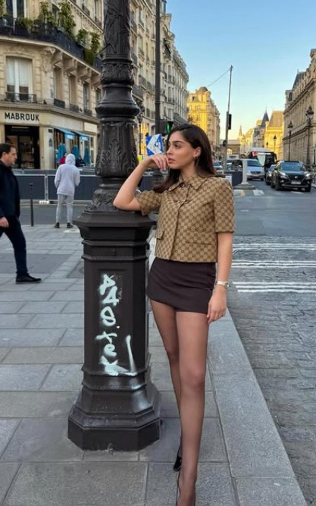 Leyla nın yıldızı Cemre Baysel mini şortuyla Paris sokaklarında! Peş peşe paylaştı 1