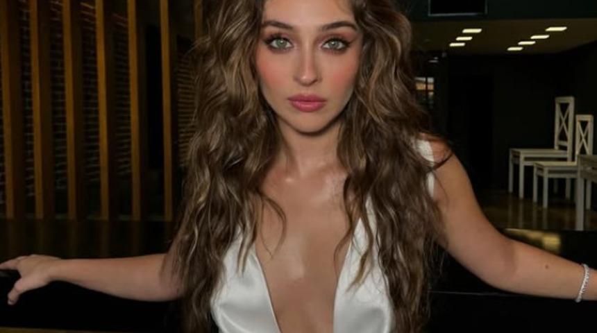 Leyla'nın yıldızı Cemre Baysel mini şortuyla Paris sokaklarında! Peş peşe paylaştı 