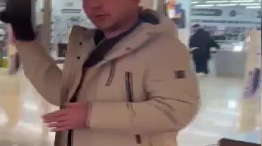 Sık sık arızalanan robot süpürgeyi, satın aldığı mağazanın önünde parçaladı