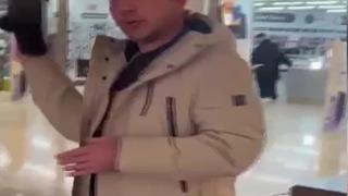 Sık sık arızalanan robot süpürgeyi, satın aldığı mağazanın önünde parçaladı