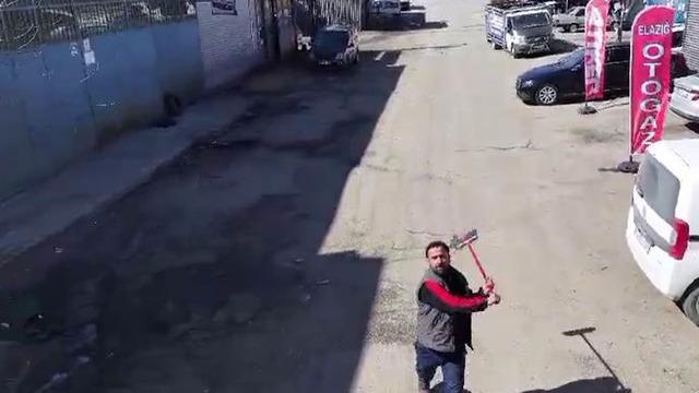 Resmen imtihan oldu... Elazığ'da drone gören masum işçi! Eline sopayı aldı düşmanla savaşır gibi kovaladı