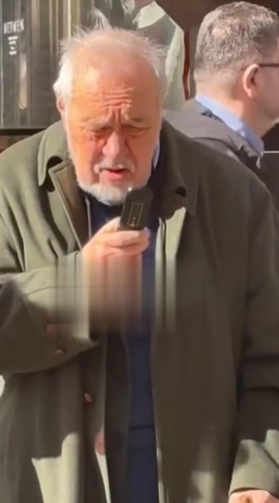 Ünlü tarihçi İlber Ortaylı telefonunu çıkarınca herkes şaşırdı! Sosyal medyada gündem oldu 1