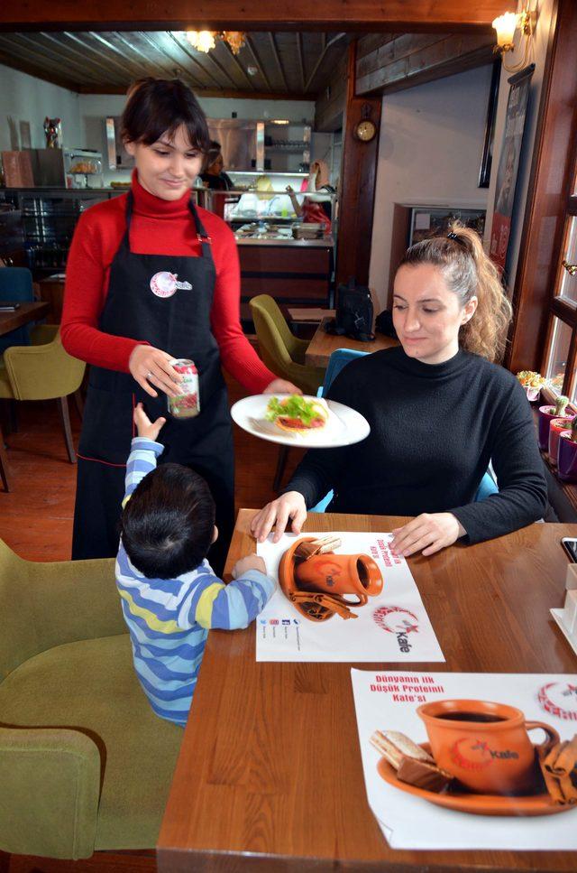 PKU hastası oğlundan etkilendi, bu hastalar için özel yiyecekler üretmeye başladı