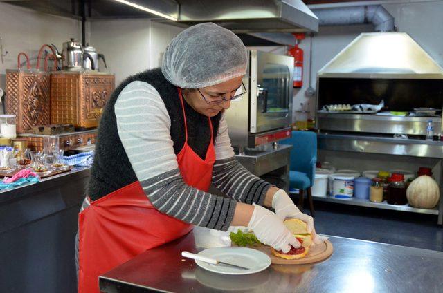 PKU hastası oğlundan etkilendi, bu hastalar için özel yiyecekler üretmeye başladı